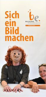 Künstlerin Susanne Carl mit einer ihrer Masken